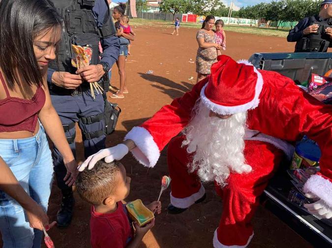 Policiais militares do Grupo Tático Operacional 40 (Gtop 40) do 20º Batalhão de Polícia Militar transformaram o Natal de famílias no Paranoá e Itapoã com doações(foto: PMDF/Divulgação) Policiais militares do Grupo Tático Operacional 40 (Gtop 40) do 20º Batalhão de Polícia Militar transformaram o Natal de famílias no Paranoá e Itapoã com doações(foto: PMDF/Divulgação)