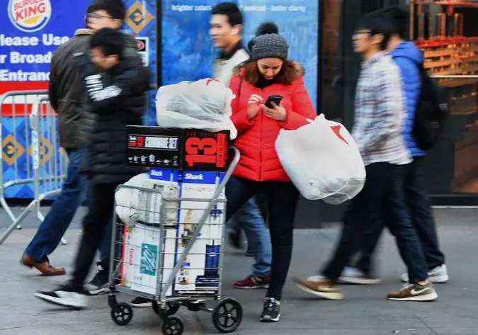 As vendas da sexta-feira (23/11), segundo o levantamento, foram dominadas pelos produtos de tíquete médio mais elevado, como smartphones, itens de linha branca e TVs(foto: Timothy A. Clary/AFP) As vendas da sexta-feira (23/11), segundo o levantamento, foram dominadas pelos produtos de tíquete médio mais elevado, como smartphones, itens de linha branca e TVs(foto: Timothy A. Clary/AFP)