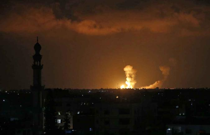 'O céu de Gaza ficou cheio de bolas de fogo e espessas nuvens de fumaça após uma série de bombardeios israelenses, que continuavam durante a noite'(foto: Said Khatib / AFP) 'O céu de Gaza ficou cheio de bolas de fogo e espessas nuvens de fumaça após uma série de bombardeios israelenses, que continuavam durante a noite'(foto: Said Khatib / AFP)