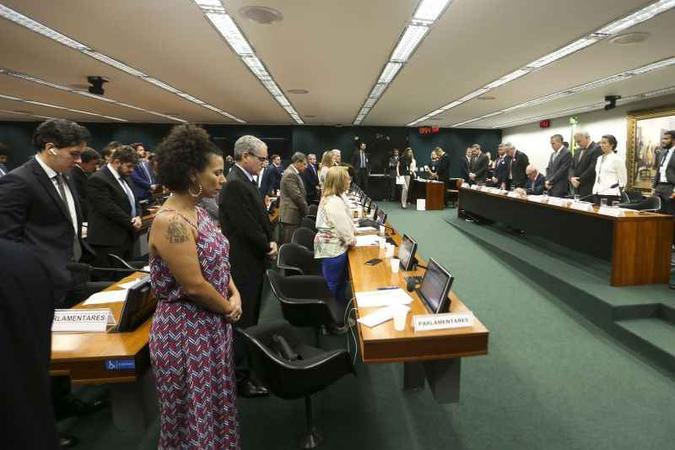 Durante o minuto de silêncio em respeito aos mortos, Schvartsman foi o único a permanecer sentado, de cabeça baixa(foto: Marcelo Camargo/Agência Brasil) Durante o minuto de silêncio em respeito aos mortos, Schvartsman foi o único a permanecer sentado, de cabeça baixa(foto: Marcelo Camargo/Agência Brasil)