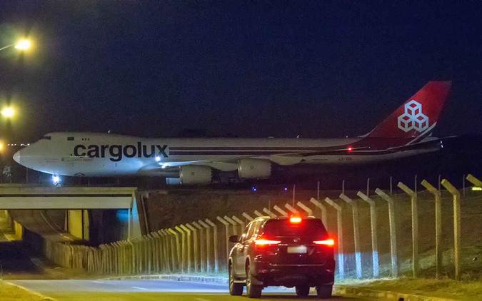 Cargueiro da empresa Cargolux veio de Luxemburgo e ficou por pouco mais de quatro horas em solo brasiliense(foto: Marcos Henrique) Cargueiro da empresa Cargolux veio de Luxemburgo e ficou por pouco mais de quatro horas em solo brasiliense(foto: Marcos Henrique)