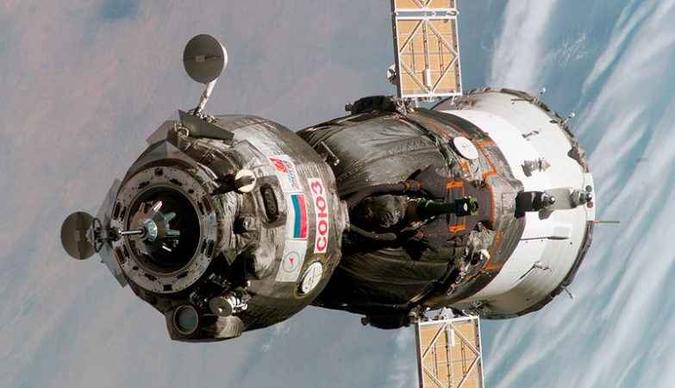 A fissura, localizada em uma parte da espaçonave Soyuz que não será usada para retornar à Terra, foi inicialmente selada com fita resistente ao calor, segundo a NASA(foto: Divulgação NASA) A fissura, localizada em uma parte da espaçonave Soyuz que não será usada para retornar à Terra, foi inicialmente selada com fita resistente ao calor, segundo a NASA(foto: Divulgação NASA)
