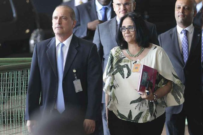 O futuro ministro-chefe da Casa Civil, Onyx Lorenzoni, anuncia a futura ministra da Mulher, Família e Direitos Humanos, Damares Alves(foto: Valter Campanato/Agência Brasil) O futuro ministro-chefe da Casa Civil, Onyx Lorenzoni, anuncia a futura ministra da Mulher, Família e Direitos Humanos, Damares Alves(foto: Valter Campanato/Agência Brasil)