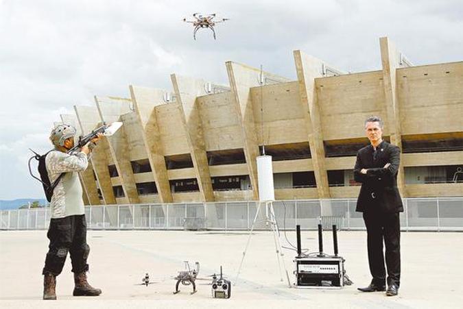 Renato Werner (D), durante demonstração do bloqueador de drones: a tecnologia não atrapalha funcionamento de equipamentos móveis, como os telefones celulares(foto: Polsec/Divulgação) Renato Werner (D), durante demonstração do bloqueador de drones: a tecnologia não atrapalha funcionamento de equipamentos móveis, como os telefones celulares(foto: Polsec/Divulgação)