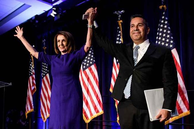 Nancy Pelosi (D-CA) e o deputado Ben Ray Lujan (D-MN), presidente do DCCC, comemoram uma tomada de decisão do Partido Democrata na Câmara dos Deputados(foto: Jason Connolly / AFP) Nancy Pelosi (D-CA) e o deputado Ben Ray Lujan (D-MN), presidente do DCCC, comemoram uma tomada de decisão do Partido Democrata na Câmara dos Deputados(foto: Jason Connolly / AFP)