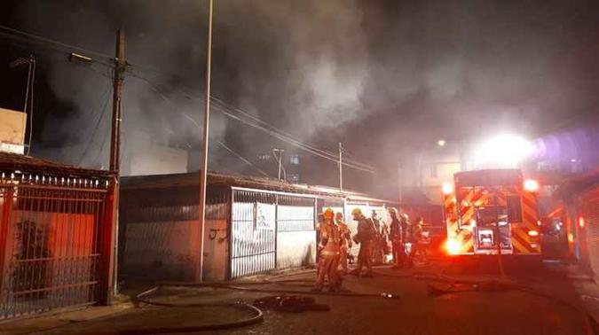 Bombeiros atuaram com efetivo reforçado no combate as chamas(foto: Corpo de Bombeiros/Divulgação) Bombeiros atuaram com efetivo reforçado no combate as chamas(foto: Corpo de Bombeiros/Divulgação)