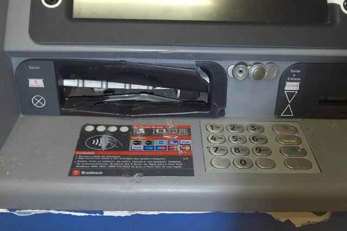 A explosão danificou os caixas eletrônicos da agência, mas não foi forte o suficiente para arrombá-los(foto: Divulgação/Whatsapp) A explosão danificou os caixas eletrônicos da agência, mas não foi forte o suficiente para arrombá-los(foto: Divulgação/Whatsapp)
