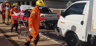 Por causa do acidente, o trânsito no local precisou ser parcialmente interditado(foto: CBMDF/Divulgação) Por causa do acidente, o trânsito no local precisou ser parcialmente interditado(foto: CBMDF/Divulgação)