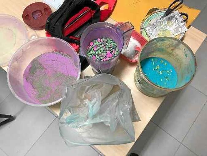 Substâncias encontradas pela PCDF em fábrica improvisada(foto: PCDF/Divulgação) Substâncias encontradas pela PCDF em fábrica improvisada(foto: PCDF/Divulgação)