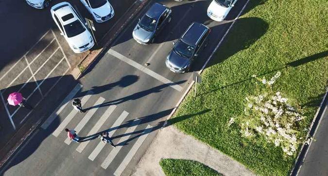 Faixa de pedestre: em Brasília, quem opta por andar a pé tem prioridade e é respeitado(foto: Breno Fortes/CB/ D.A. Press) Faixa de pedestre: em Brasília, quem opta por andar a pé tem prioridade e é respeitado(foto: Breno Fortes/CB/ D.A. Press)