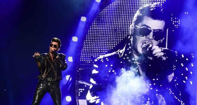 Adam Lambert teve a difícil tarefa de substituir uma lenda do rock(foto: AFP PHOTO/ CHRISTOPHE SIMON ) Adam Lambert teve a difícil tarefa de substituir uma lenda do rock(foto: AFP PHOTO/ CHRISTOPHE SIMON )