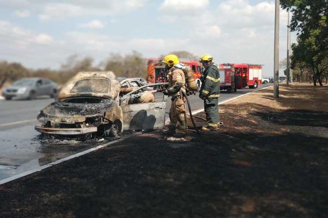 Carro foi consumido pelo fogo(foto: Corpo de Bombeiros/Divulgação) Carro foi consumido pelo fogo(foto: Corpo de Bombeiros/Divulgação)