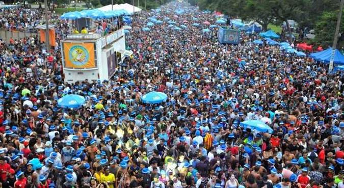 Multidão no Bloco dos Raparigueiros, no carnaval do ano passado. Grandes aglomerações facilitam a ação de ladrões de celulares(foto: Minervino Junior/CB/D.A Press) Multidão no Bloco dos Raparigueiros, no carnaval do ano passado. Grandes aglomerações facilitam a ação de ladrões de celulares(foto: Minervino Junior/CB/D.A Press)
