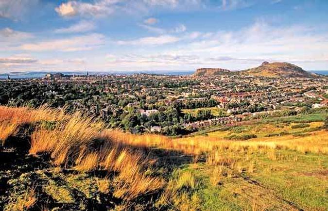 Vista da cidade de Edimburgo: o lugar é dividido em Cidade Velha e Cidade Nova, mas, em ambas, o turista encontra muitos pontos turísticos e atrações para todos os gostos(foto: Visit Britain/Divulgação) Vista da cidade de Edimburgo: o lugar é dividido em Cidade Velha e Cidade Nova, mas, em ambas, o turista encontra muitos pontos turísticos e atrações para todos os gostos(foto: Visit Britain/Divulgação)