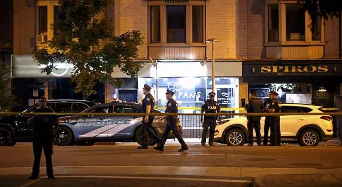 Testemunhas disseram às redes locais que ouviram cerca de 20 disparos e o som de uma arma sendo recarregada várias vezes(foto: Cole Burston/AFP) Testemunhas disseram às redes locais que ouviram cerca de 20 disparos e o som de uma arma sendo recarregada várias vezes(foto: Cole Burston/AFP)