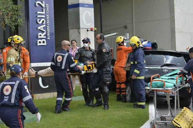 Após a série de colisões, uma mulher ficou presa nas ferragens. Três veículos dos bombeiros e um do Samu prestaram atendimento no local(foto: Marcelo Ferreira/CB/D.A press) Após a série de colisões, uma mulher ficou presa nas ferragens. Três veículos dos bombeiros e um do Samu prestaram atendimento no local(foto: Marcelo Ferreira/CB/D.A press)