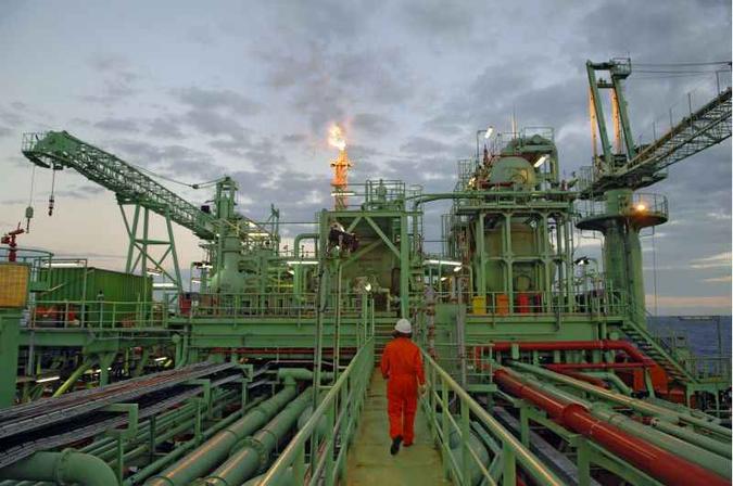 Desvalorização do real frente ao dólar e perda do grau de investimento do país afetaram as contas da estatal (foto: Agência Petrobras/Divulgação - 31/8/09 ) Desvalorização do real frente ao dólar e perda do grau de investimento do país afetaram as contas da estatal (foto: Agência Petrobras/Divulgação - 31/8/09 )