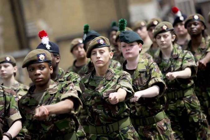 A Grã Bretanha autorizou a presença de mulheres em unidades de primeira linha de combate em 2016(foto: AFP) A Grã Bretanha autorizou a presença de mulheres em unidades de primeira linha de combate em 2016(foto: AFP)