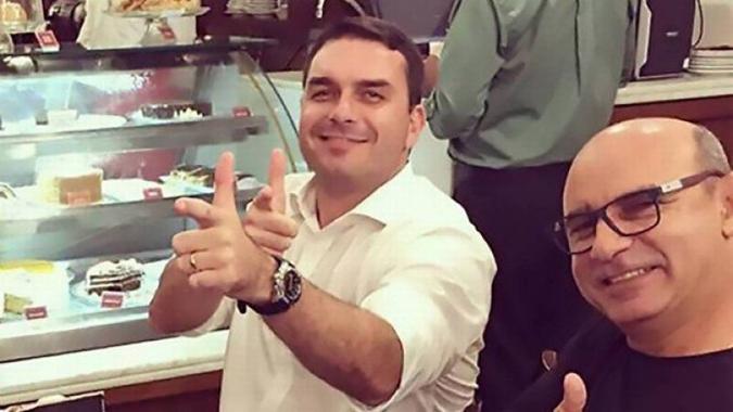 Flávio Bolsonaro com seu ex-assessor Fabrício Queiroz simulando uma arma de fogo(foto: Reprodução/Internet) Flávio Bolsonaro com seu ex-assessor Fabrício Queiroz simulando uma arma de fogo(foto: Reprodução/Internet)