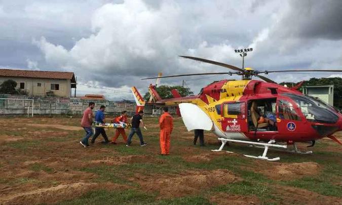 Crianças foram transferidas para BH no helicóptero do Corpo de Bombeiros(foto: Corpo de Bombeiros/Divulgação) Crianças foram transferidas para BH no helicóptero do Corpo de Bombeiros(foto: Corpo de Bombeiros/Divulgação)
