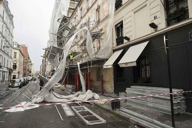 Rua de Paris após a tempestade(foto: STEPHANE DE SAKUTIN / AFP) Rua de Paris após a tempestade(foto: STEPHANE DE SAKUTIN / AFP)