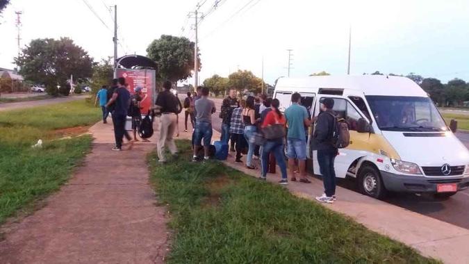 Passageiros eram transportados em van escolar(foto: Polícia Militar/Divulgação) Passageiros eram transportados em van escolar(foto: Polícia Militar/Divulgação)