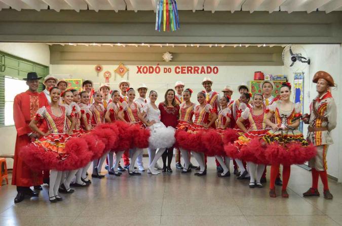 Lucineide Moreira (ao centro) criou a quadrilha Xodó do Cerrado há cinco anos: rigor no ensino das técnicas(foto: Clara Lobo/Esp. CB/D.A Press) Lucineide Moreira (ao centro) criou a quadrilha Xodó do Cerrado há cinco anos: rigor no ensino das técnicas(foto: Clara Lobo/Esp. CB/D.A Press)