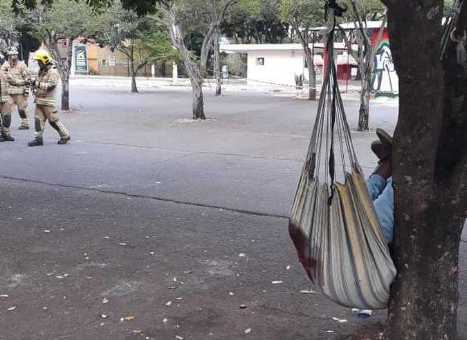 O Corpo de Bombeiros encontrou o homem deitado na rede com ferimentos na cabeça(foto: Divulgação CBMDF ) O Corpo de Bombeiros encontrou o homem deitado na rede com ferimentos na cabeça(foto: Divulgação CBMDF )
