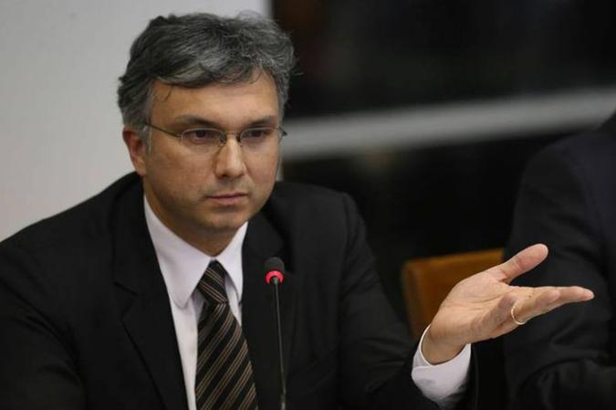 Esteves Colnago, propôs que o Ministério da Educação receba, no ano que vem, o equivalente ao que conseguir economizar com o adiamento do reajuste de seus respectivos servidores(foto: Fabio Rodrigues Pozzebom/Agência Brasil) Esteves Colnago, propôs que o Ministério da Educação receba, no ano que vem, o equivalente ao que conseguir economizar com o adiamento do reajuste de seus respectivos servidores(foto: Fabio Rodrigues Pozzebom/Agência Brasil)