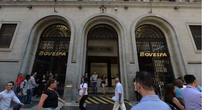 A Bovespa abriu a quinta-feira (1º/12), em queda e o Ibovespa passou a renovar mínimas impulsionado pelas ações dos grandes bancos(foto: Nelson Almeida/AFP - 22/9/15) A Bovespa abriu a quinta-feira (1º/12), em queda e o Ibovespa passou a renovar mínimas impulsionado pelas ações dos grandes bancos(foto: Nelson Almeida/AFP - 22/9/15)