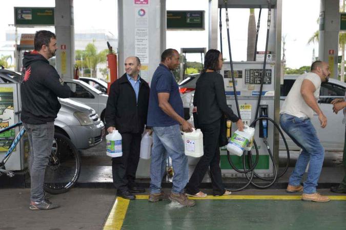 No posto da comercial do Sudoeste teve duas filas: uma de carros e outra de condutores a pé(foto: Marcelo Ferreira/CB/D.A Press ) No posto da comercial do Sudoeste teve duas filas: uma de carros e outra de condutores a pé(foto: Marcelo Ferreira/CB/D.A Press )