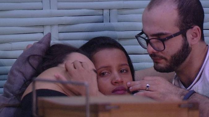 Gleici chora ao com Mahmoud e Paula na varanda da casa(foto: TV Globo/Reprodução) Gleici chora ao com Mahmoud e Paula na varanda da casa(foto: TV Globo/Reprodução)