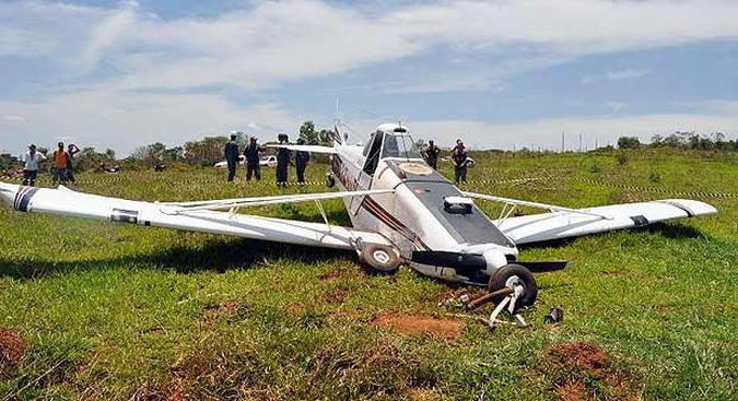 O trem de pouso da aeronave acabou quebrando durante a manobra(foto: Jornal de Lavras/Divulgação) O trem de pouso da aeronave acabou quebrando durante a manobra(foto: Jornal de Lavras/Divulgação)