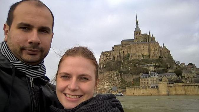 Thiago Tosin com sua esposa em lua de mel, em frente ao Monte Saint-Michel, na França.(foto: arquivo pessoal) Thiago Tosin com sua esposa em lua de mel, em frente ao Monte Saint-Michel, na França.(foto: arquivo pessoal)