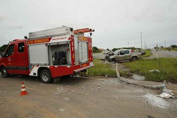 Após colidir com o carro, caminhonete saiu da pista e bateu contra um poste de iluminação(foto: Divulgação/Corpo de Bombeiros) Após colidir com o carro, caminhonete saiu da pista e bateu contra um poste de iluminação(foto: Divulgação/Corpo de Bombeiros)