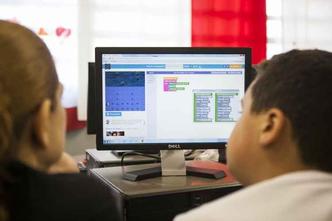 Professores ensinam programação de computadores em escolas de Itaquaquecetuba, São Paulo. A iniciativa é do movimento Programaê!, que tem por objetivo difundir esse conhecimento entre o público jovem no Brasil(foto: Programaê!/Divulgação) Professores ensinam programação de computadores em escolas de Itaquaquecetuba, São Paulo. A iniciativa é do movimento Programaê!, que tem por objetivo difundir esse conhecimento entre o público jovem no Brasil(foto: Programaê!/Divulgação)