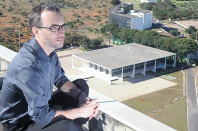 Elcio Gomes da Silva escreveu a tese dentro da tese, de uma sala no 28º andar do anexo I da Câmara (foto: Gustavo Moreno/CB/DA Press) Elcio Gomes da Silva escreveu a tese dentro da tese, de uma sala no 28º andar do anexo I da Câmara (foto: Gustavo Moreno/CB/DA Press)