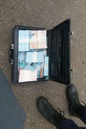 Polícia constatou que notas de R$ 100 e R$ 50 eram falsas(foto: Polícia Militar/Divulgação) Polícia constatou que notas de R$ 100 e R$ 50 eram falsas(foto: Polícia Militar/Divulgação)