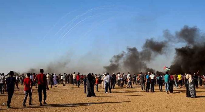 Dois mil palestinos protestaram e queimaram pneus ao leste da cidade de Gaza(foto: AFP) Dois mil palestinos protestaram e queimaram pneus ao leste da cidade de Gaza(foto: AFP)
