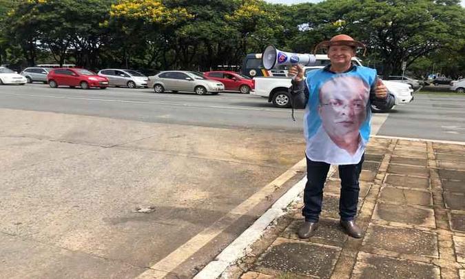 Morador de Sobradinho, Edivaldo de Freitas, chegou na Praça do Buriti por volta das 6h(foto: Walder Galvão//Esp. CB/D.A Press) Morador de Sobradinho, Edivaldo de Freitas, chegou na Praça do Buriti por volta das 6h(foto: Walder Galvão//Esp. CB/D.A Press)