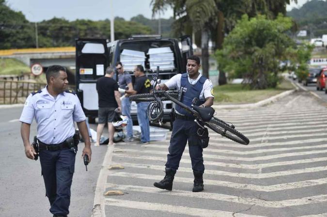Acidente aconteceu às 12h33 na via de acesso que liga o centro de Taguatinga a Ceilândia(foto: Minervino Júnior/CB/DA. Press) Acidente aconteceu às 12h33 na via de acesso que liga o centro de Taguatinga a Ceilândia(foto: Minervino Júnior/CB/DA. Press)
