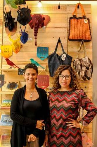 Pati Jacomé e Lili Brasil uniram forças para apresentar a Brasília a arte daqui e também de fora, na Nós %u2014 Mercado Criativo (foto: Bárbara Cabral/Esp.CB/D.A. Press) Pati Jacomé e Lili Brasil uniram forças para apresentar a Brasília a arte daqui e também de fora, na Nós %u2014 Mercado Criativo (foto: Bárbara Cabral/Esp.CB/D.A. Press)