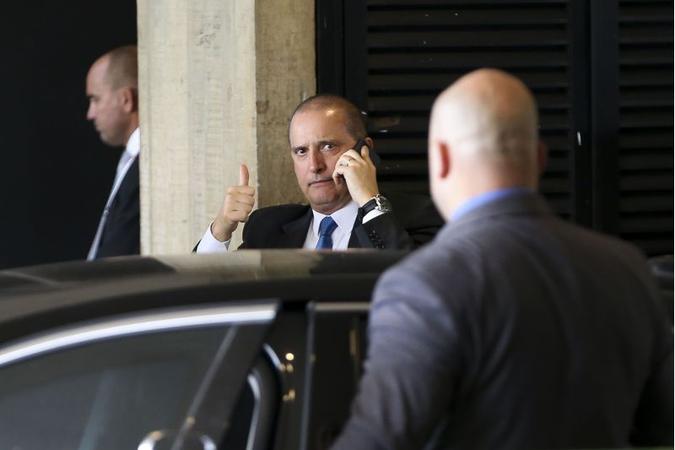 O futuro ministro da Casa Civil, Onyx Lorenzoni, chega ao CCBB(foto: Marcelo Camargo/Agência Brasil) O futuro ministro da Casa Civil, Onyx Lorenzoni, chega ao CCBB(foto: Marcelo Camargo/Agência Brasil)