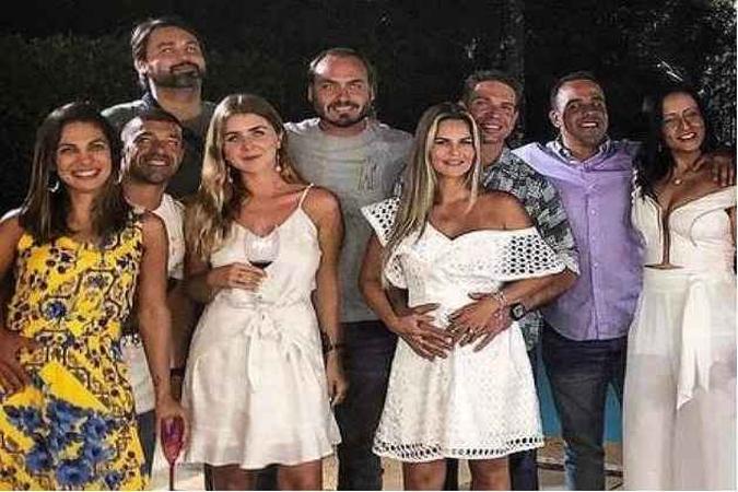 Foto publicada por Carlos Bolsonaro em rede social. Ramagem está à esquerda do vereador(foto: Reprodução) Foto publicada por Carlos Bolsonaro em rede social. Ramagem está à esquerda do vereador(foto: Reprodução)