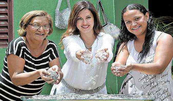 Astrid Barney (C), com Ângela Monteiro e Yara de Souza: grife Da-Lata tem na Inglaterra seu maior público consumidor(foto: Ed Alves/CB/D.A Press) Astrid Barney (C), com Ângela Monteiro e Yara de Souza: grife Da-Lata tem na Inglaterra seu maior público consumidor(foto: Ed Alves/CB/D.A Press)