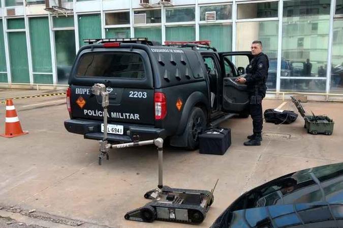 Policial militar aciona robô para analisar o conteúdo da pequena sacola(foto: PMDF/Divulgação) Policial militar aciona robô para analisar o conteúdo da pequena sacola(foto: PMDF/Divulgação)