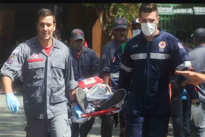 Equipes de socorro retiram corpo de uma das vítimas do ataque ao colégio(foto: Werther Santana/Estadão Conteúdo) Equipes de socorro retiram corpo de uma das vítimas do ataque ao colégio(foto: Werther Santana/Estadão Conteúdo)