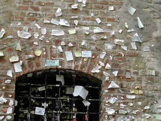 Cartas coladas na Casa de Julieta em Verona, Itália(foto: WikimediaCommons) Cartas coladas na Casa de Julieta em Verona, Itália(foto: WikimediaCommons)