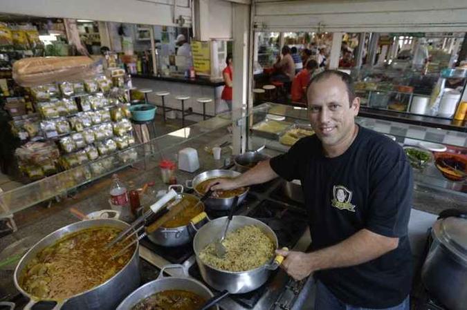 O cozinheiro C�ssio Cirilo � respons�vel pela Barraca do Assis, criada em 1984 (foto: Marcelo Ferreira/CB/D.A Press)