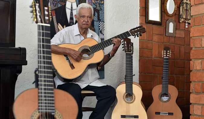 Músico Carlinhos 7 Cordas, mostra seu acervo em sua casa no Lago Norte(foto: Antonio Cunha/CB/D.A Press) Músico Carlinhos 7 Cordas, mostra seu acervo em sua casa no Lago Norte(foto: Antonio Cunha/CB/D.A Press)